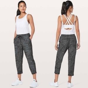 Lululemon Keep It Classic Crop White Noise Alpine White Black